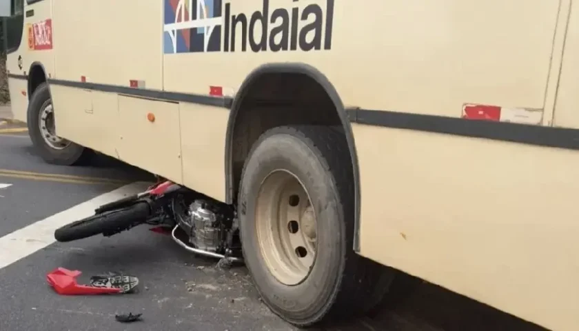 Reprodução/Bombeiros Voluntários Ver mais em: https://rc.fm.br/web/page_noticia/id_996581/titulo_motociclista-morre-apos-colidir-contra-onibus/